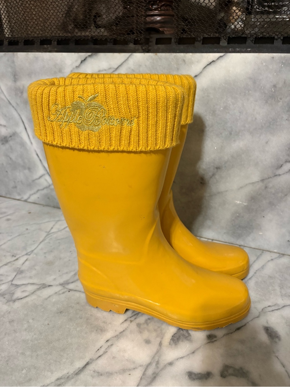 Apple Bottoms 🍎 Mustard Yellow Glossy Rain Boots with Knit Cuffs. Sz 9 - Picture 2 of 14